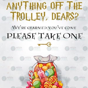 以下が含まれることがあります： 「ANYTHING OFF THE TROLLEY, DEARS?」と金色の文字で書かれた、気まぐれな看板。その下に「WE'RE CHARMED YOU'VE COME PLEASE TAKE ONE」と書かれています。カラフルなキャンディーの袋と金の鍵も描かれています。