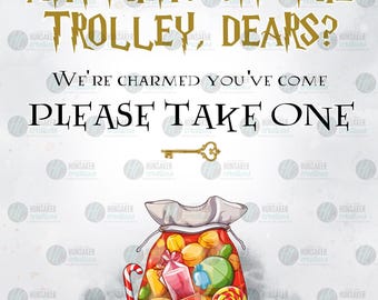 Puede incluir: Un letrero caprichoso con el texto "ANYTHING OFF THE TROLLEY, DEARS?" en letras doradas. Debajo, se lee "WE'RE CHARMED YOU'VE COME PLEASE TAKE ONE." También se presenta una bolsa de caramelos coloridos y una llave dorada.