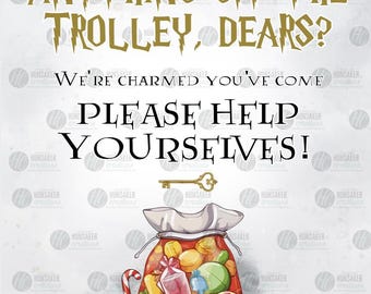 Puede incluir: Un cartel decorativo con el texto 'ANYTHING OFF THE TROLLEY, DEARS? WE'RE CHARMED YOU'VE COME PLEASE HELP YOURSELVES!' sobre una ilustración de una bolsa con cordón llena de dulces coloridos variados y una llave dorada.