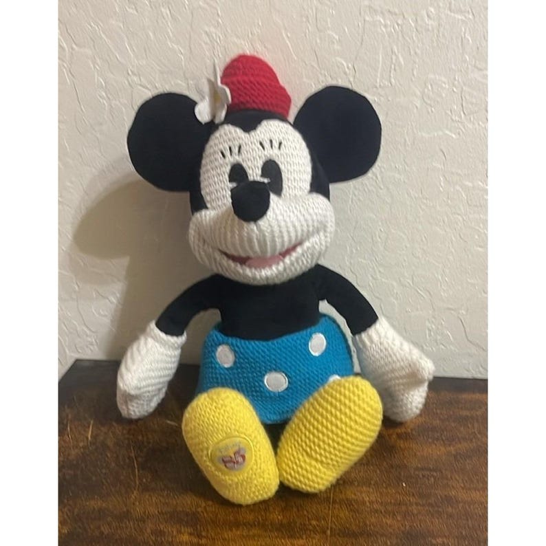 ¡Peluche vintage de Minnie Mouse! Parche del 85 aniversario en el pie. 33 cm de alto sentada. imagen 1