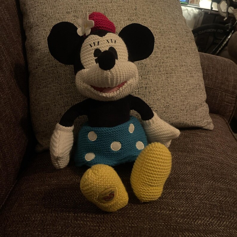 ¡Peluche vintage de Minnie Mouse! Parche del 85 aniversario en el pie. 33 cm de alto sentada. imagen 2