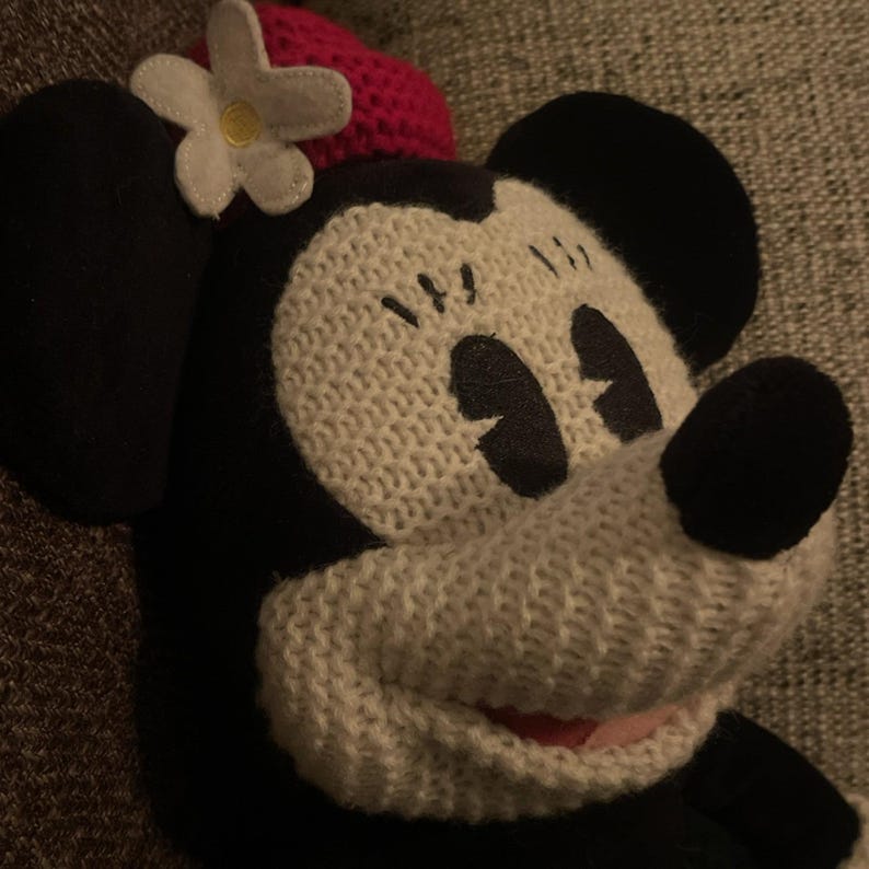 ¡Peluche vintage de Minnie Mouse! Parche del 85 aniversario en el pie. 33 cm de alto sentada. imagen 4