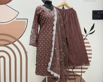 Traje palazzo de georgette marrón con bordado de espejo para boda india