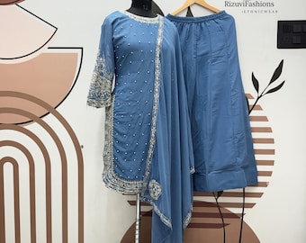 Poederblauw pak Georgette Sharara, borduurreeks, Pakistaanse trouwoutfit