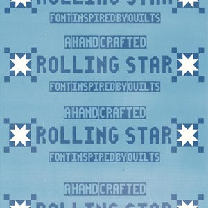 Puede incluir: Un gráfico digital azul claro con cuatro filas repetidas de texto e iconos. Cada fila muestra el texto A HANDCRAFTED ROLLING STAR FONT INSPIRED BY QUILTS en azul oscuro, flanqueado por iconos de estrellas blancas de ocho puntas.