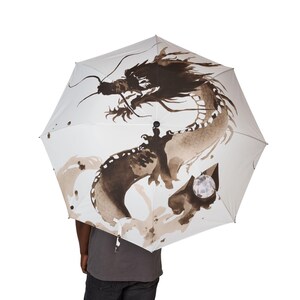 Guarda-chuva com estampa de dragão em tinta | Guarda-chuva dobrável semiautomático | Arte de dragão com IA | Poliéster pongee