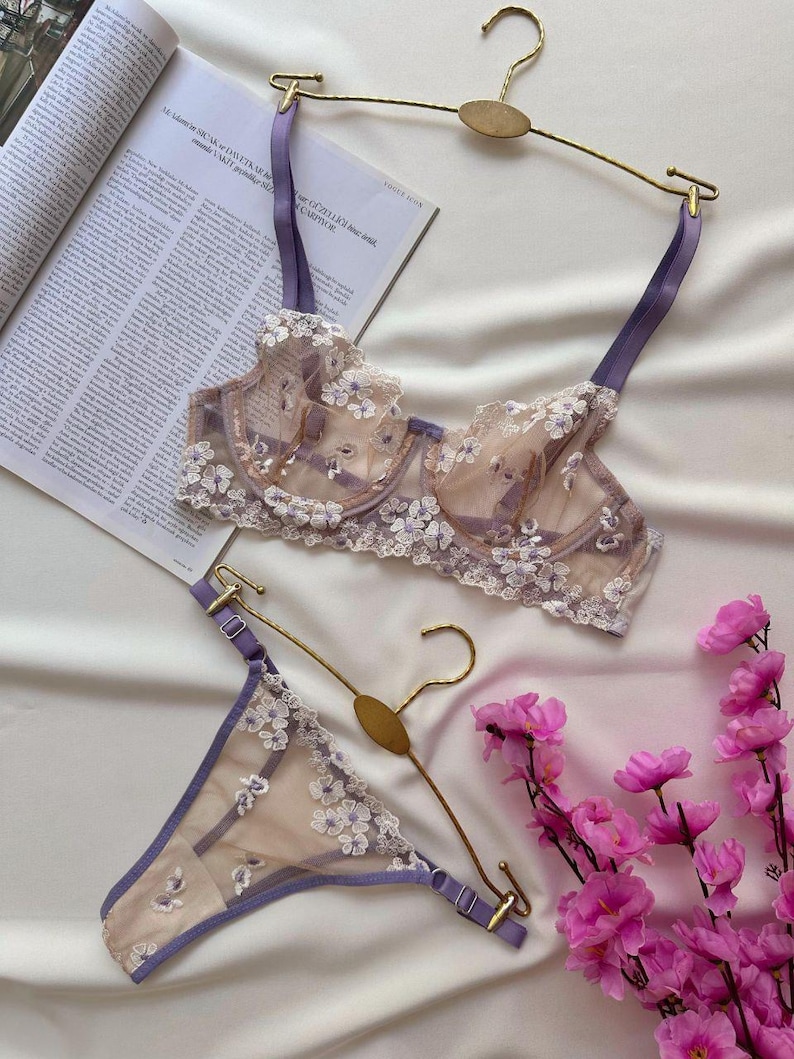 De lingerie brodée de fleurs – Soutien-gorge et string en résille ...