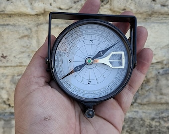 Clinómetro y brújula de bolsillo totalmente funcionales con estuche de cuero: herramienta compacta para navegación y medición de ángulos.