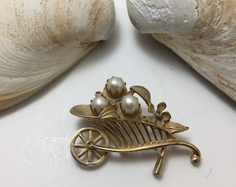 Cultured pearl flower gold wheelbarrow brooch