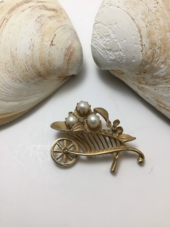 Cultured pearl flower gold wheelbarrow brooch