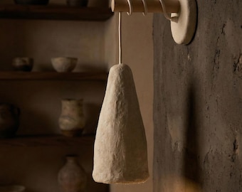 Aplique de parede moderno em argila orgânica, luminária de parede escultural minimalista, luminária de destaque artesanal em latão para quarto, sala de estar ou banheiro.