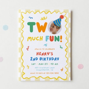 Può includere: Un invito di compleanno colorato con la scritta "TWO MUCH FUN!" e una foto di un bambino con un cappello da festa. L'invito include i dettagli per il 2° compleanno di Henry, tra cui data, ora e luogo.