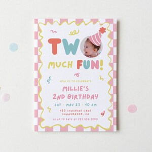 Può includere: Un invito di compleanno con un bordo a scacchi rosa e giallo. Il testo recita "TWO MUCH FUN!" con una foto di un bambino con un cappello da festa. Dettagli: nome, data, ora e luogo del compleanno.