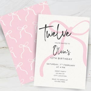 Könnte beinhalten: Zwei rosa Geburtstagseinladungskarten. Eine Karte zeigt das Wort "Twelve" in schwarzer Schrift, mit dem Namen "Olivia's" und Veranstaltungsdetails. Die andere Karte hat einen rosa Hintergrund mit einem weißen Schleifenmuster.