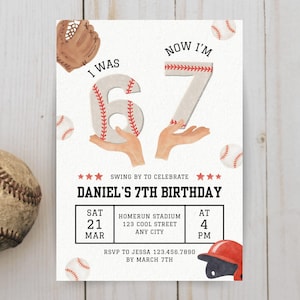 Może przedstawiać: Zaproszenie urodzinowe w stylu baseballowym z napisem "I WAS 6, NOW I'M 7". Zaproszenie zawiera szczegóły dotyczące 7. urodzin Daniela, z datą, godziną i miejscem. Ilustracje rękawicy, piłek i kasku do baseballu dopełniają projekt.