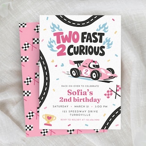 Op de afbeelding: Roze en witte verjaardagsuitnodiging met een racewagenthema. De uitnodiging bevat de tekst "TWO FAST 2 CURIOUS" en "Sofia's 2nd birthday". Inclusief een roze raceauto-afbeelding, vlaggen en evenementdetails.