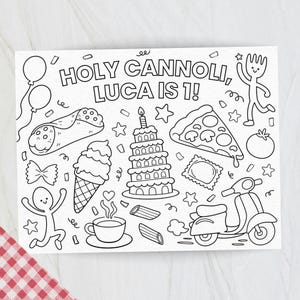 K&ouml;nnte beinhalten: Schwarz-Wei&szlig;-Strichzeichnung mit dem Text "HOLY CANNOLI, LUCA IS 1!". Das Bild zeigt eine Geburtstagstorte, ein Pizzast&uuml;ck, ein Eis und einen Roller. Weitere Elemente sind Luftballons, Sterne und Nudeln.