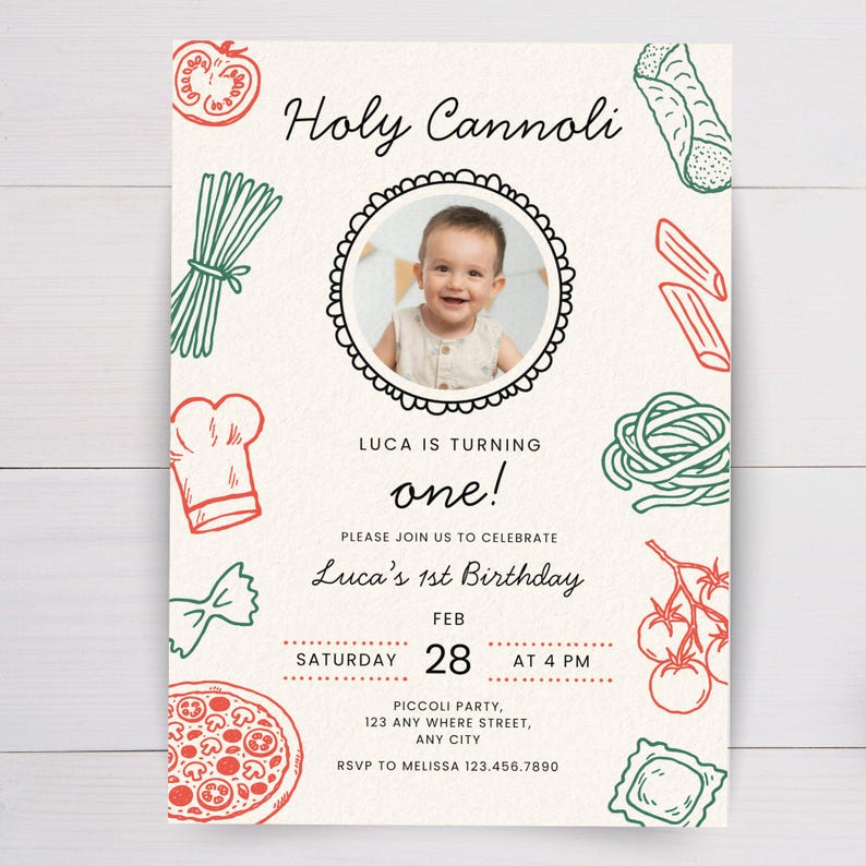 K&ouml;nnte beinhalten: Eine cremefarbene Einladung mit dem Text "Holy Cannoli" und "Luca's 1st Birthday". Sie zeigt ein Foto eines Babys und Illustrationen von Pasta und Pizza. Das Datum ist der 28. Februar um 16:00 Uhr.