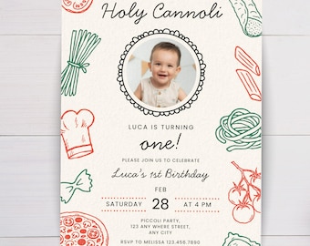 Può includere: Un invito color crema con il testo "Holy Cannoli" e "Luca's 1st Birthday". Presenta una foto di un bambino e illustrazioni di pasta e pizza. La data è il 28 febbraio alle 16:00.