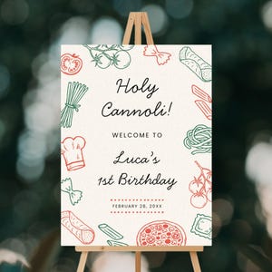 K&ouml;nnte beinhalten: Ein cremefarbenes Schild auf einer Holzstaffelei mit dem Text "Holy Cannoli!" und "Willkommen zu Lucas 1. Geburtstag". Das Schild ist mit roten und gr&uuml;nen italienischen Lebensmittelillustrationen dekoriert, darunter Tomaten, Pasta und Pizza.