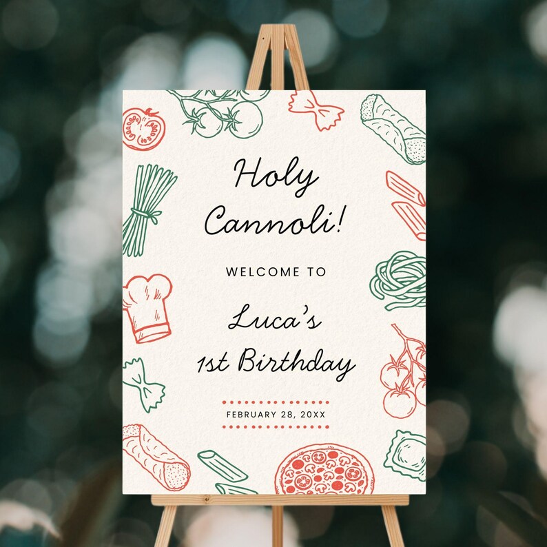 K&ouml;nnte beinhalten: Ein cremefarbenes Schild auf einer Holzstaffelei mit dem Text "Holy Cannoli!" und "Willkommen zu Lucas 1. Geburtstag". Das Schild ist mit roten und gr&uuml;nen italienischen Lebensmittelillustrationen dekoriert, darunter Tomaten, Pasta und Pizza.