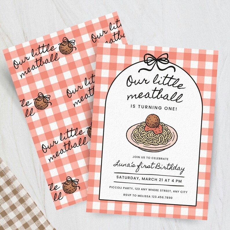 K&ouml;nnte beinhalten: Zwei Einladungskarten mit einem rosa-wei&szlig;en Vichy-Muster. Eine Karte zeigt den Text "Our little meatball" und eine Zeichnung von Spaghetti und Fleischb&auml;llchen. Die andere Karte hat denselben Text und eine Zeichnung eines Fleischb&auml;llchens.