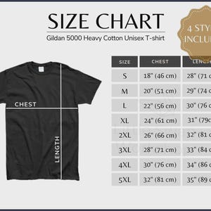Op de afbeelding: Een maattabel voor een Gildan 5000 Heavy Cotton unisex T-shirt. De afbeelding toont een zwart T-shirt met witte lijnen die de borst- en lengtematen aangeven, naast een tabel met de maten S tot 5XL met de bijbehorende afmetingen in centimeters.