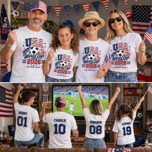 Op de afbeelding: Een groep mensen in witte t-shirts met USA World Cup 2026 graphics, inclusief voetbalillustraties en tekst. Sommige shirts tonen namen zoals Henry, Charlie, Amanda en Sophia met rugnummers, terwijl andere de tekst Miller Squad bevatten.