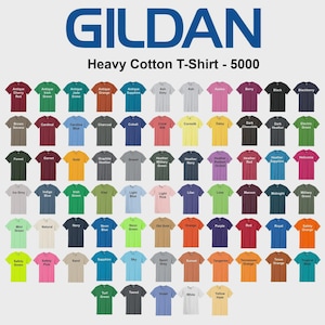Op de afbeelding: Een Gildan Heavy Cotton T-Shirt 5000 kleurenkaart met een raster van t-shirts met korte mouwen in diverse tinten, waaronder rood, groen, blauw, oranje, grijs, roze, zwart, geel en paars, elk gelabeld met de bijbehorende kleurnaam eronder.