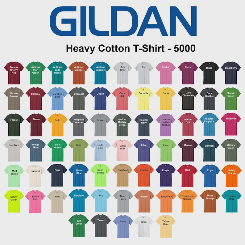 Op de afbeelding: Een Gildan Heavy Cotton T-Shirt 5000 kleurenkaart met een raster van t-shirts met korte mouwen in diverse tinten, waaronder rood, groen, blauw, oranje, grijs, roze, zwart, geel en paars, elk gelabeld met de bijbehorende kleurnaam eronder.