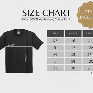 Op de afbeelding: Een maattabel voor een zwart Gildan 5000B youth heavy cotton t-shirt met 3 stijlen inbegrepen. De tabel toont breedte- en lengtematen in inches voor de maten XS tot XL, met borst- en lengtewaarden vari&euml;rend van 16 tot 20 en 20,5 tot 26,5.