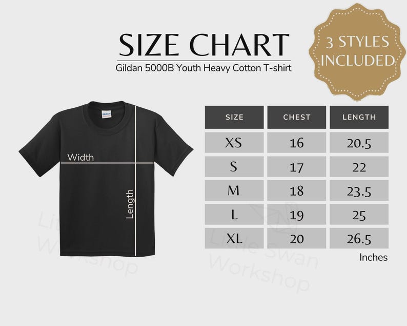 Op de afbeelding: Een maattabel voor een zwart Gildan 5000B youth heavy cotton t-shirt met 3 stijlen inbegrepen. De tabel toont breedte- en lengtematen in inches voor de maten XS tot XL, met borst- en lengtewaarden vari&euml;rend van 16 tot 20 en 20,5 tot 26,5.
