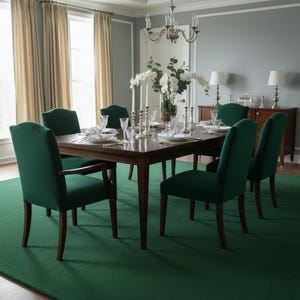 Puede incluir: Un comedor formal con una mesa de madera oscura preparada para una comida. Seis sillas tapizadas de color verde esmeralda rodean la mesa. Una alfombra verde cubre el suelo. Una lámpara de araña cuelga sobre la mesa y un aparador está al fondo.
