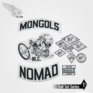 以下が含まれることがあります： 白黒のオートバイクラブのパッチのセット。パッチには「MONGOLS」と「NOMAD」の文字、オートバイに乗ったバイカー、および「MFFM」や「Full Set Series」などの他のテキストが含まれています。