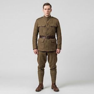 Pode incluir: Uma pessoa vestindo um uniforme militar vintage. O uniforme de lã verde-oliva inclui uma jaqueta abotoada com bolsos, calças combinando e um cinto de couro marrom. Botas marrons completam o visual.