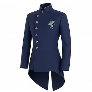 Könnte beinhalten: Marineblaue formelle Jacke mit Stehkragen und silbernem, gesticktem Greifenemblem. Die Jacke hat silberne Knöpfe und einen markanten Gehrock-Schnitt, ideal für besondere Anlässe.