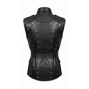 Op de afbeelding: Zwart leren vest met een opstaande kraag, schouderstukken en een ceintuur. Het vest is versierd met zilverkleurige klinknagels en heeft een getailleerde pasvorm. Een stijlvol en edgy kledingstuk.