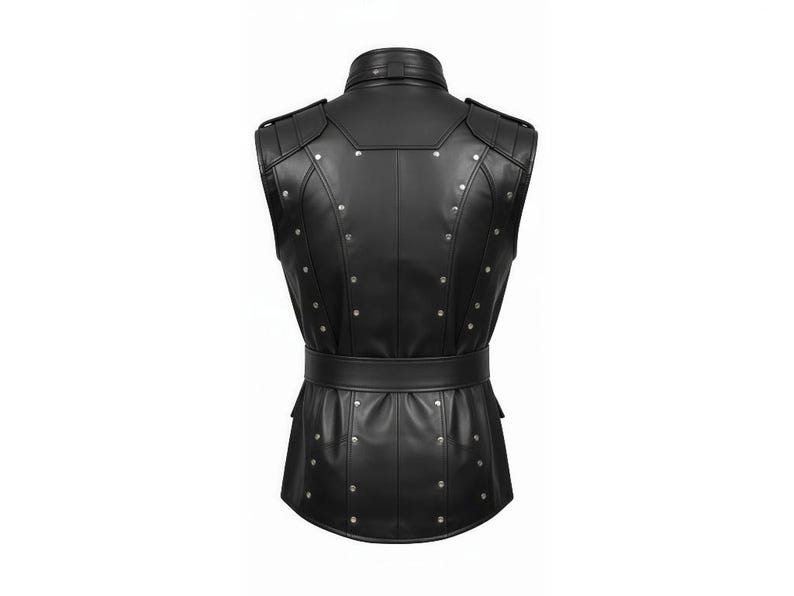Op de afbeelding: Zwart leren vest met een opstaande kraag, schouderstukken en een ceintuur. Het vest is versierd met zilverkleurige klinknagels en heeft een getailleerde pasvorm. Een stijlvol en edgy kledingstuk.