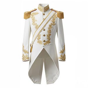 Puede incluir: Una chaqueta formal blanca con bordados y detalles dorados. La chaqueta presenta un cuello alto, charreteras doradas y una faja decorativa. El diseño incluye patrones de hojas doradas y botones dorados. La chaqueta es de estilo frac.