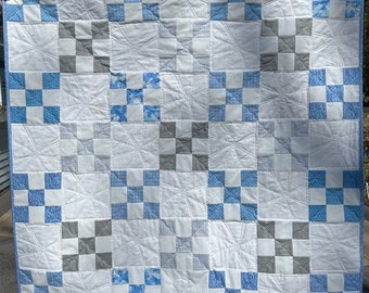 Nine Patch Baby Quilt in Hellblau, Grau und Weiß