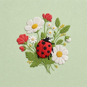 Puede incluir: Diseño bordado de una mariquita roja con lunares negros, rodeada de margaritas blancas, rosas rojas y hojas verdes. La obra de arte se presenta sobre un fondo verde claro.