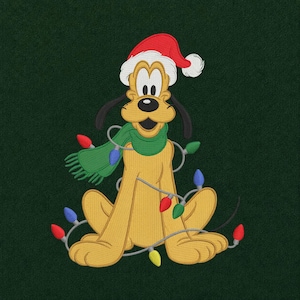 Può includere: Un disegno ricamato di un cane giallo che indossa un cappello da Babbo Natale rosso e bianco e una sciarpa verde. Il cane è avvolto in una catena di luci natalizie colorate con lampadine rosse, blu, verdi e gialle su sfondo verde scuro.