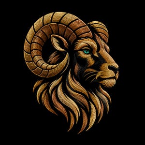 Puede incluir: Un diseño de bordado detallado de una cabeza de carnero de perfil, con texturas de hilo marrón dorado, un gran cuerno curvado y un llamativo ojo color cerceta. La obra está realizada con puntadas intrincadas sobre un fondo negro sólido.