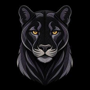 Könnte beinhalten: Ein gestickter Aufnäher mit dem Kopf eines schwarzen Panthers mit stechend gelben Augen. Das Design verwendet verschiedene Schwarz-, Dunkelgrau- und Hellgrautöne, um Tiefe und Textur zu erzeugen, mit weißen Akzenten an Nase und Schnauze.