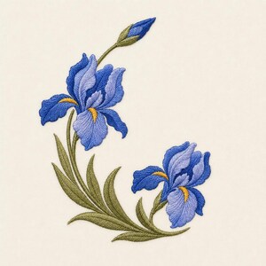Könnte beinhalten: Ein Stickmotiv mit zwei blauen Irisblüten und einer geschlossenen Knospe. Die Blütenblätter zeigen Schattierungen von hellem und dunklem Blau mit gelben Akzenten an der Basis. Die Stängel und langen, spitzen Blätter sind in olivgrünem Garn gestickt.