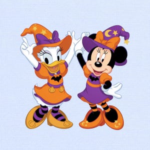 Puede incluir: Una ilustración gráfica de Daisy Duck y Minnie Mouse vestidas con disfraces de Halloween. Daisy lleva un vestido naranja con un motivo de murciélago y un sombrero con estrellas. Minnie lleva un vestido morado con un motivo de murciélago y un sombrero.