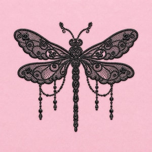 Puede incluir: Diseño de libélula negra con intrincados detalles de encaje, incluyendo delicadas alas y adornos de cuentas. La libélula se encuentra sobre un fondo rosa suave, creando un contraste llamativo. El diseño presenta un patrón simétrico.