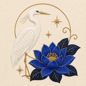 Op de afbeelding: Een borduurontwerp met een witte zilverreiger naast een grote, levendig blauwe lotusbloem met donkerblauwe bladeren. De compositie is omlijst door een dunne gouden cirkellijn en geaccentueerd met kleine gouden sterretjes op een crèmekleurige achtergrond.