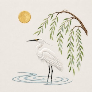 Peut inclure: Une broderie représentant une aigrette blanche debout dans des ondulations d'eau bleue. Au-dessus de l'oiseau, une branche de saule brune aux feuilles vertes est suspendue. Un soleil circulaire doré est placé en haut à gauche.