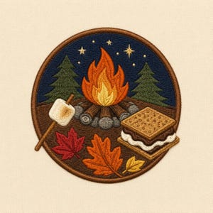 Könnte beinhalten: Ein runder gestickter Aufnäher mit einem Lagerfeuer mit orangefarbenen und gelben Flammen, zwei grünen Tannen und einem nächtlichen Sternenhimmel. Ein gerösteter Marshmallow am Stock, ein S'more und drei Herbstblätter in Rot, Orange und Gelb.